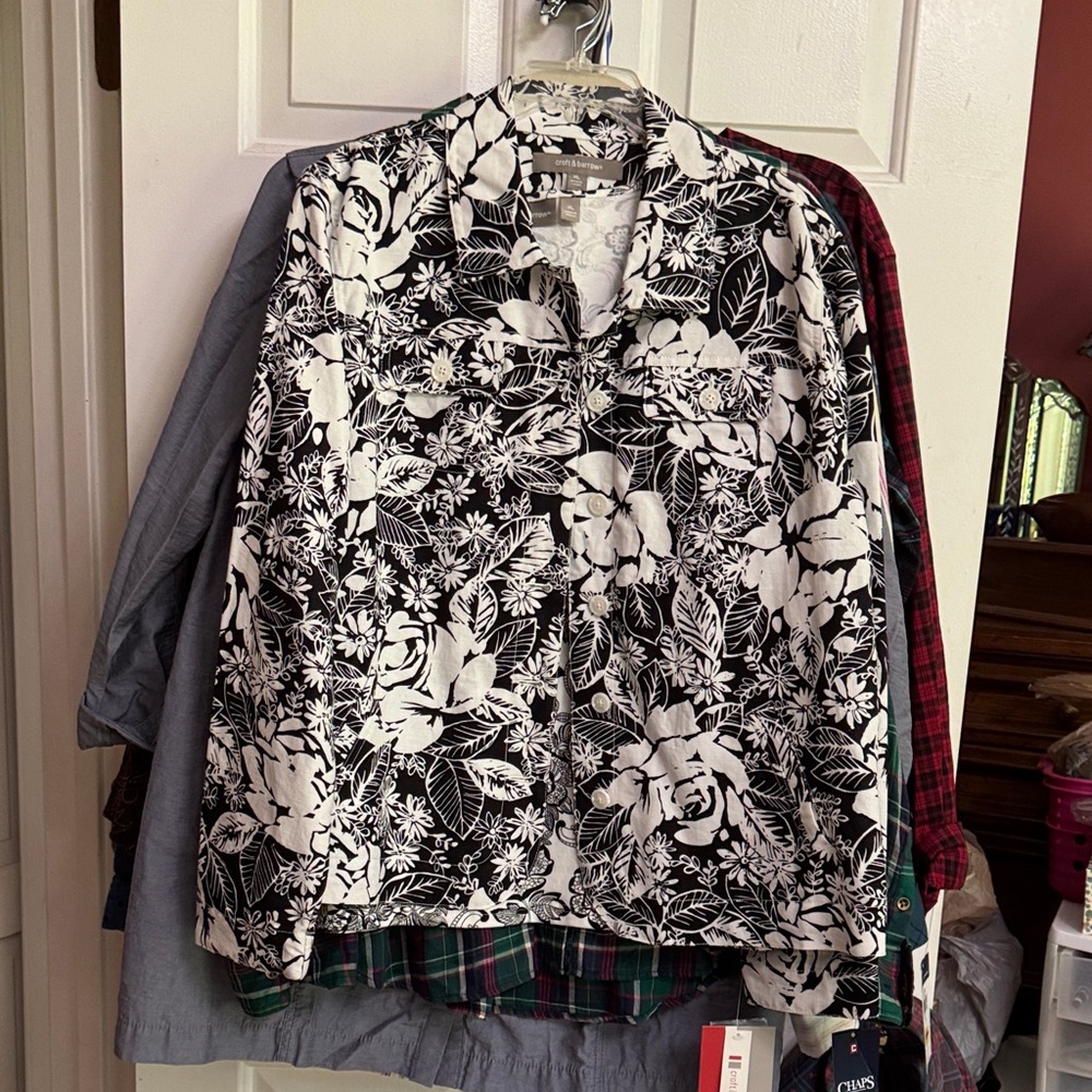 Floral Black and White Women's Jacket and tee set. Size XL NWT